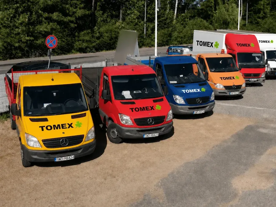Samochody dostawcze Tomex w barwach firmy, gotowe do rozwozu opału