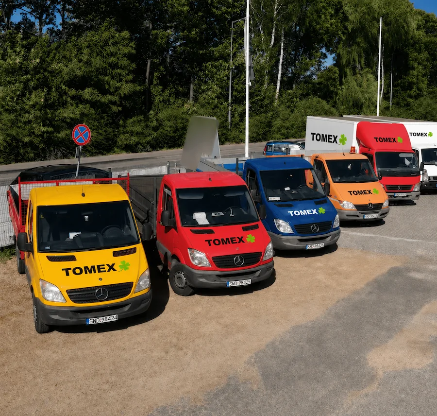 Flota samochodów dostawczych firmy Tomex